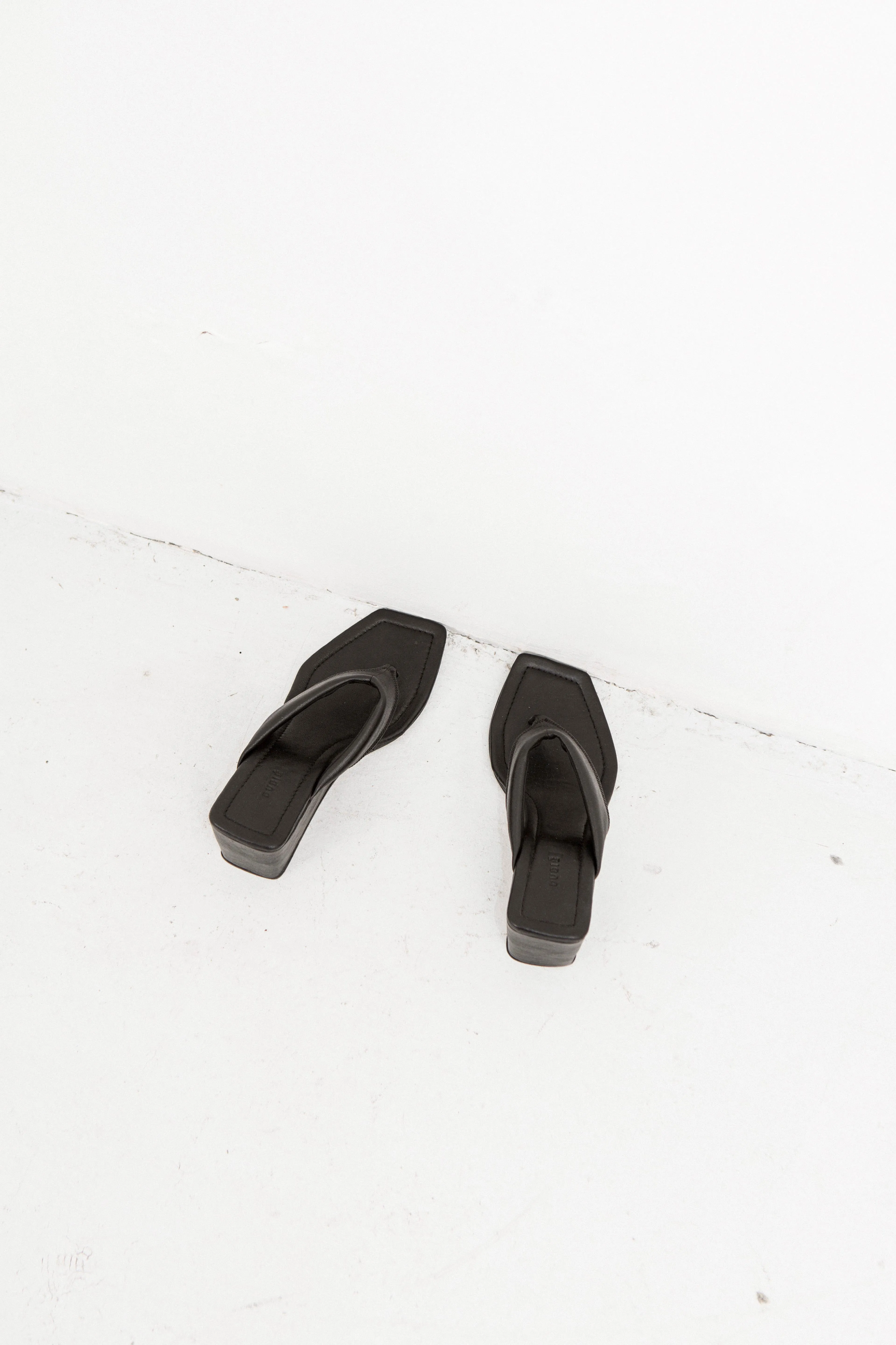BORDER FLIP FLOP