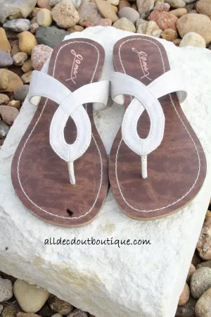 Gomax Women's 'Berdine-79' Keyhole Slip-on Sandals