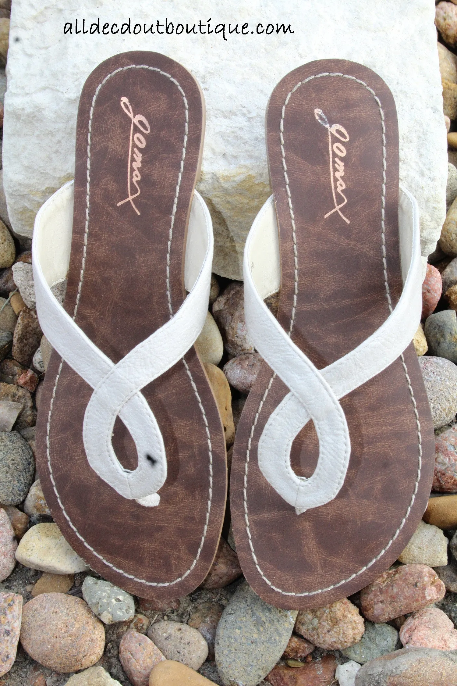Gomax Women's 'Berdine-79' Keyhole Slip-on Sandals