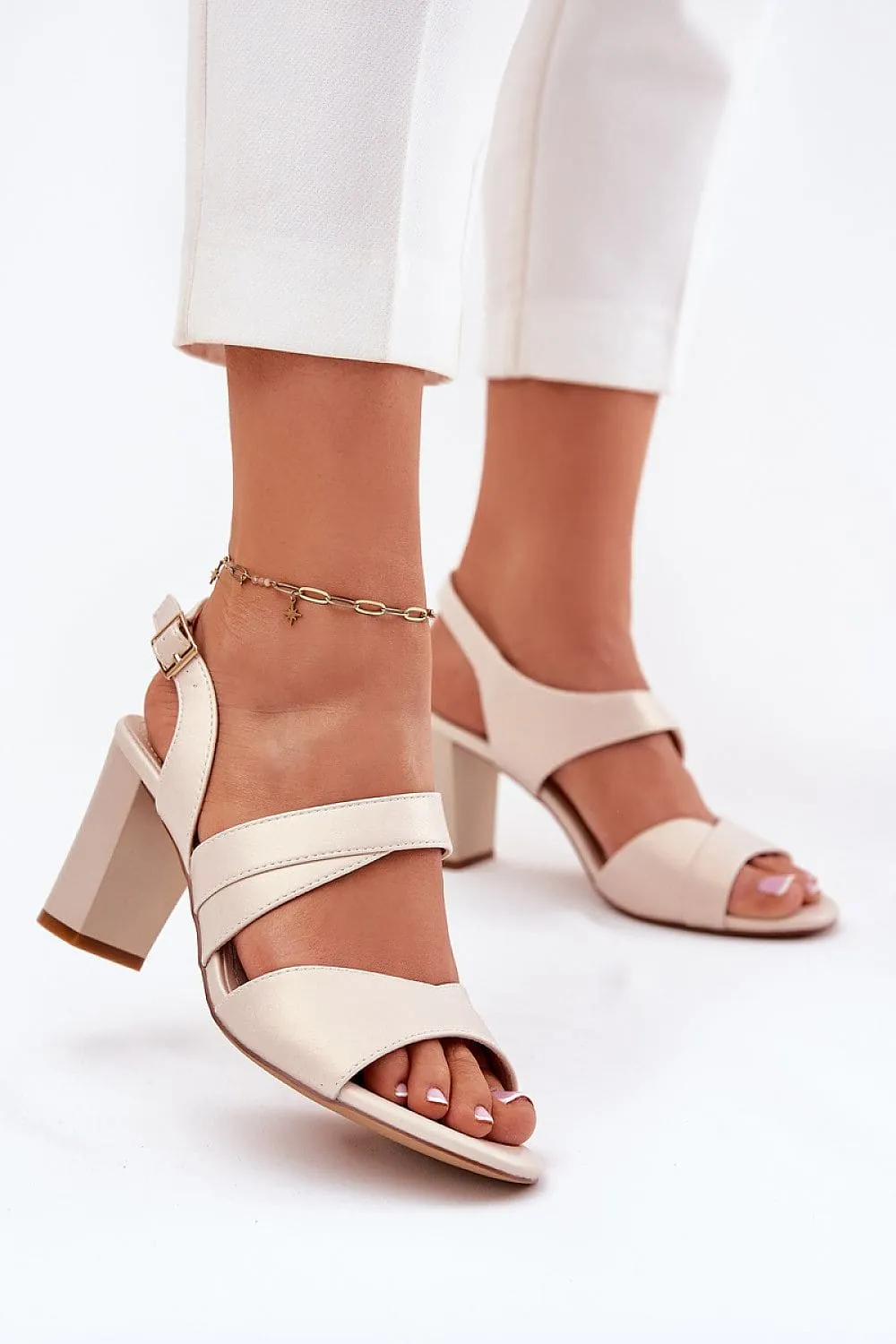 Heel sandals Step in style