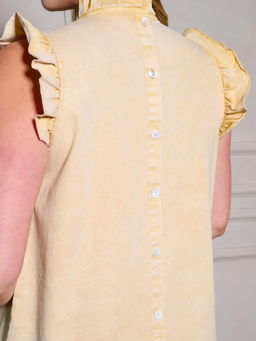 PLUS SIZE SLEEVELESS RUFFLE MOCK NECK BACK DETAILED WASHED DENIM TOP