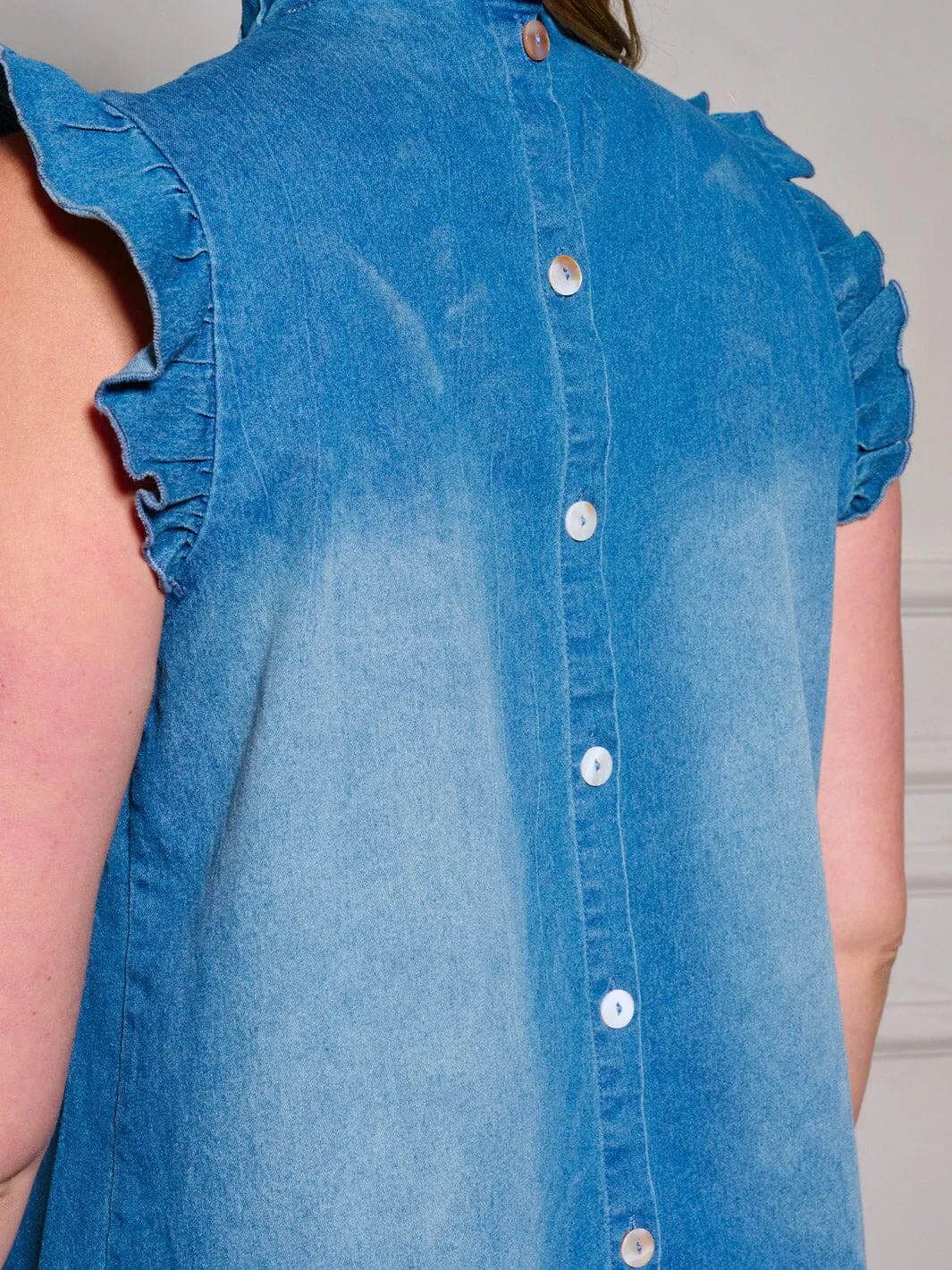 PLUS SIZE SLEEVELESS RUFFLE MOCK NECK BACK DETAILED WASHED DENIM TOP