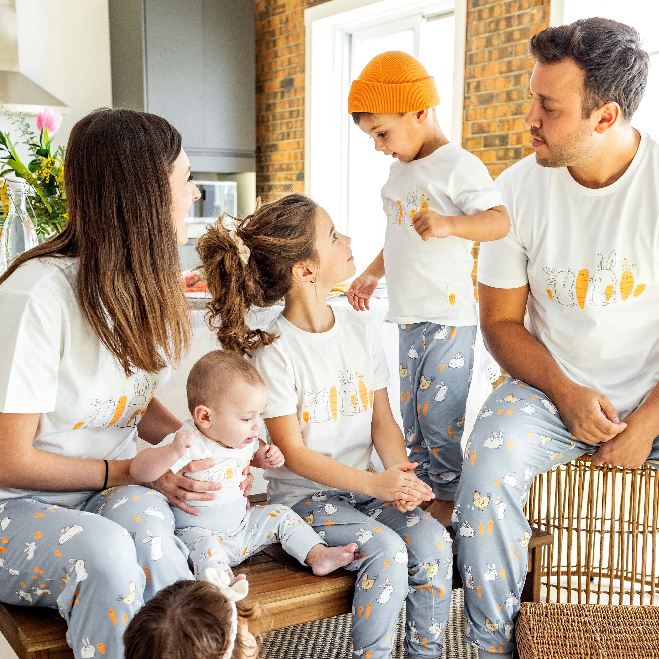 Pyjama deux-pièces bleu et crème à motif de poules et de lapins, bébé || Cream and bleu two-pieces pajama with bunnies and chickens print, baby