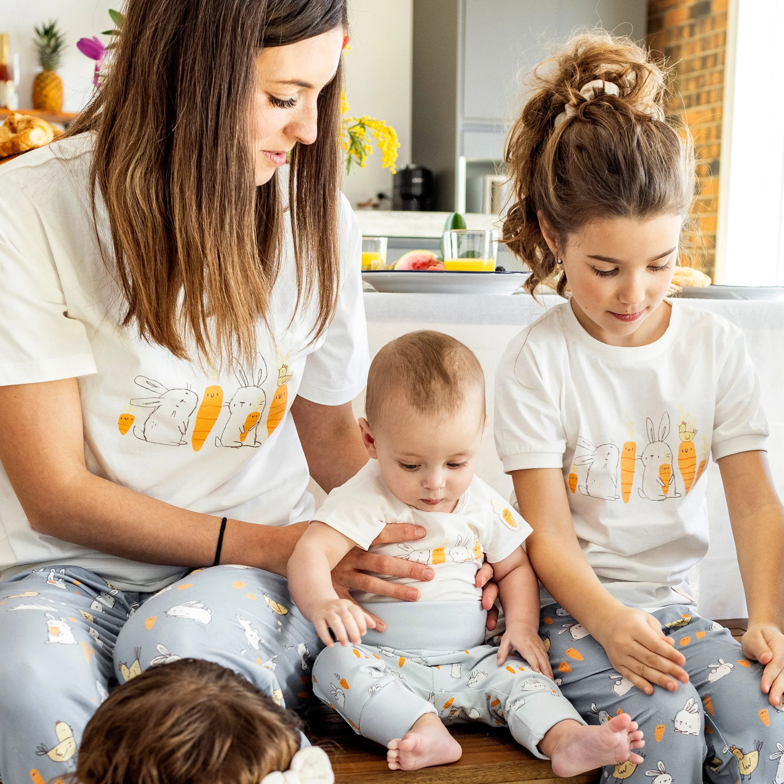 Pyjama deux-pièces bleu et crème à motif de poules et de lapins, bébé || Cream and bleu two-pieces pajama with bunnies and chickens print, baby