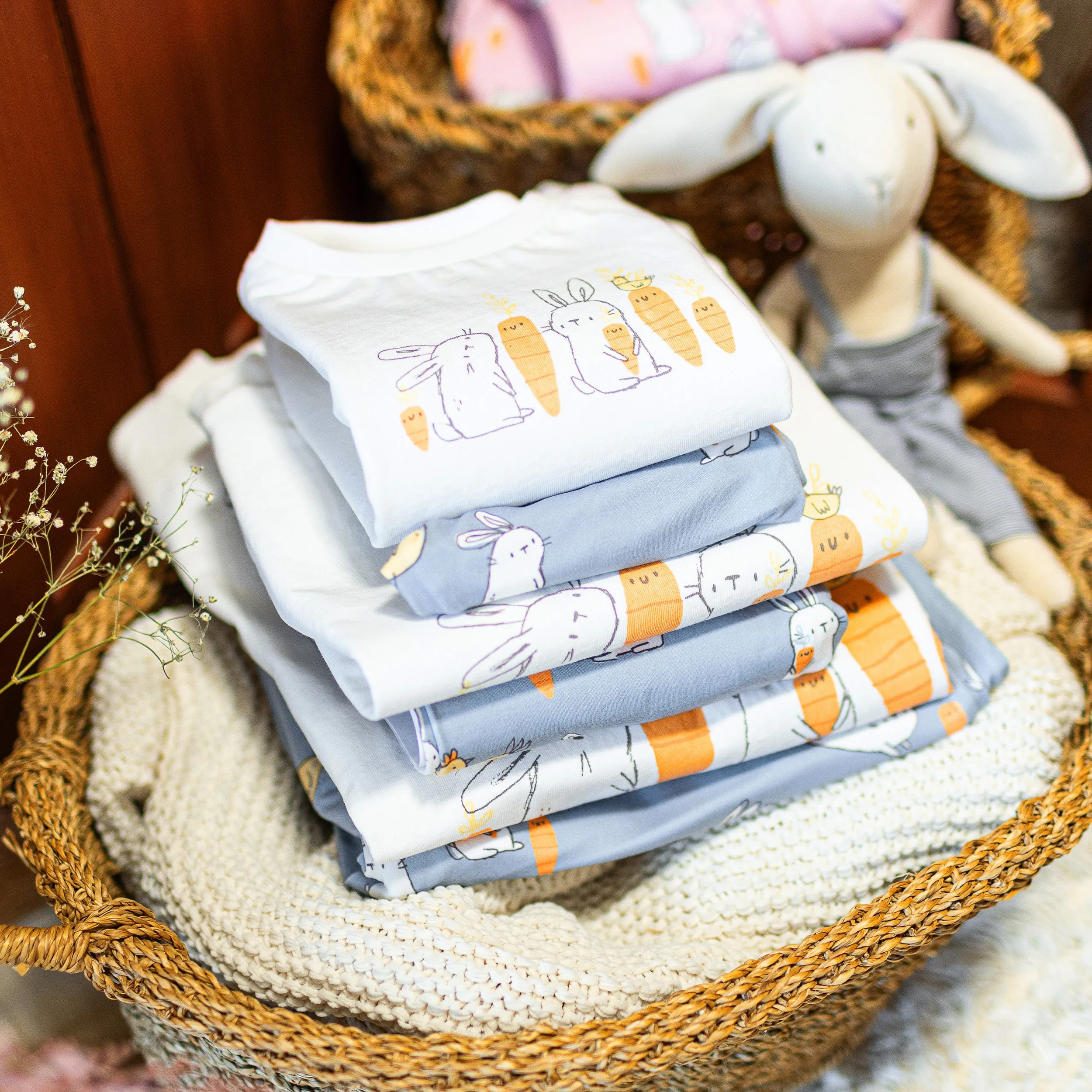 Pyjama deux-pièces bleu et crème à motif de poules et de lapins, bébé || Cream and bleu two-pieces pajama with bunnies and chickens print, baby