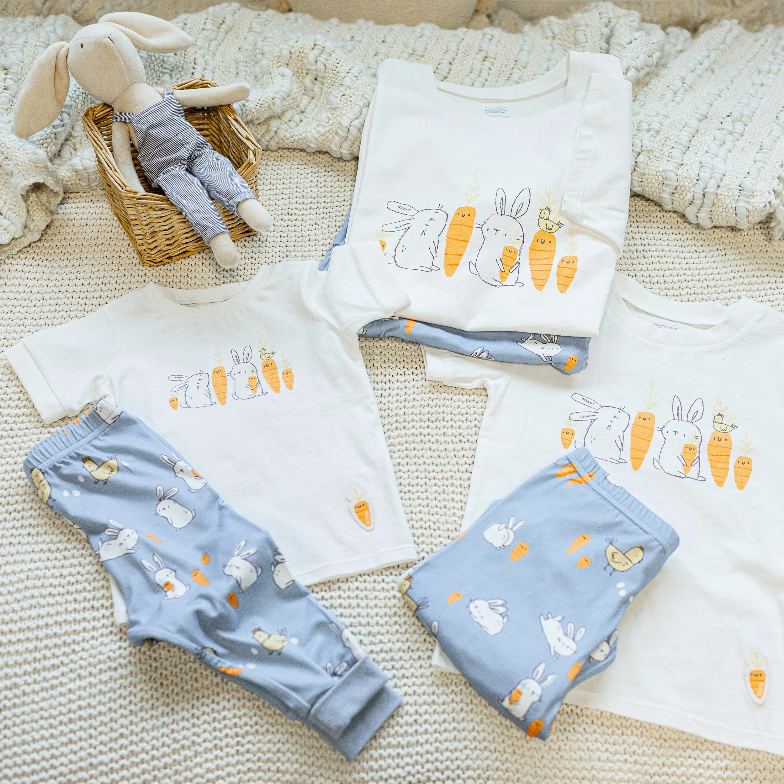 Pyjama deux-pièces bleu et crème à motif de poules et de lapins, bébé || Cream and bleu two-pieces pajama with bunnies and chickens print, baby