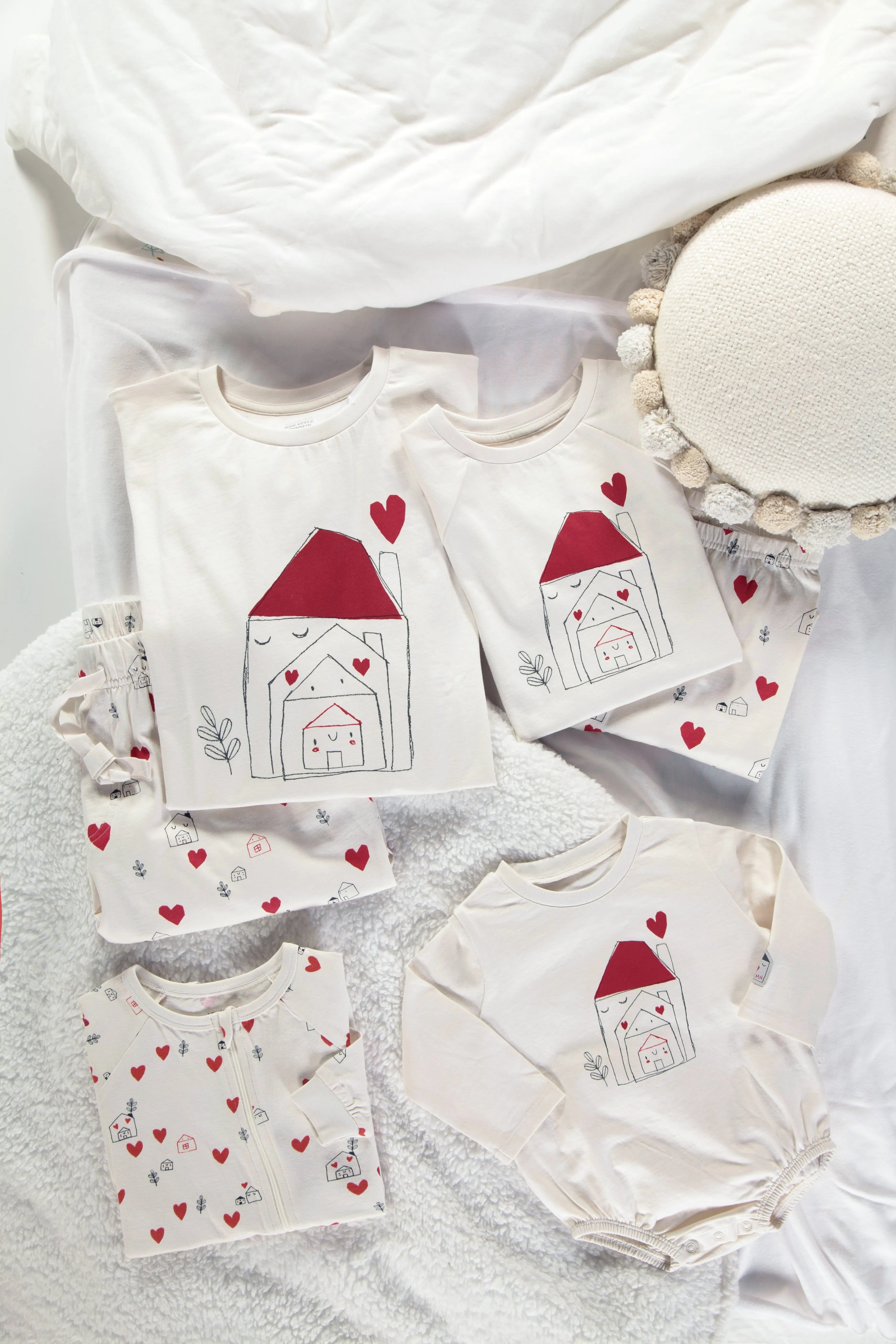 Pyjama deux pièces crème à motif de petits cœurs rouges, enfant || Cream two pieces pajama with little red hearts print, child