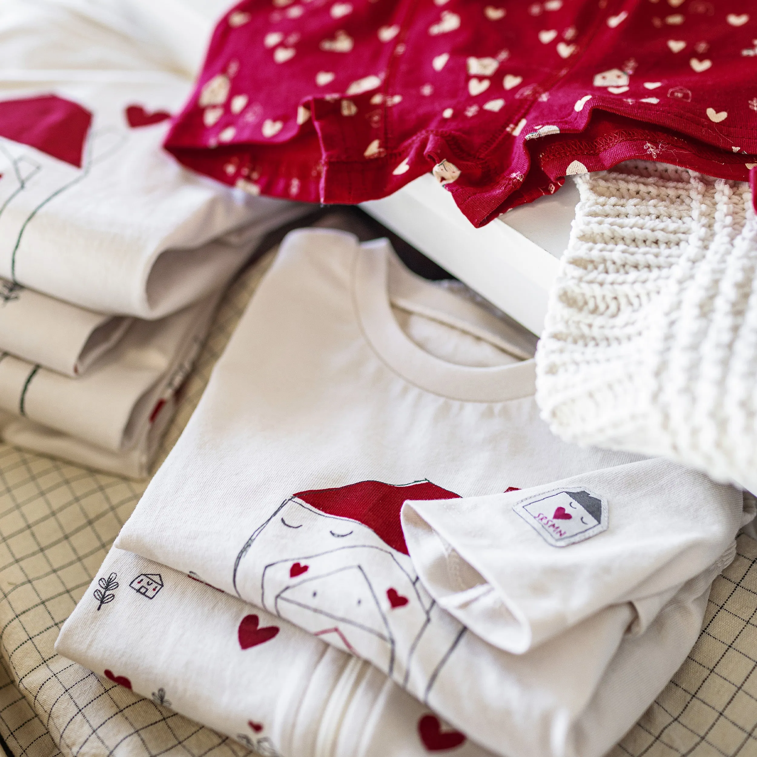 Pyjama deux pièces crème à motif de petits cœurs rouges, enfant || Cream two pieces pajama with little red hearts print, child
