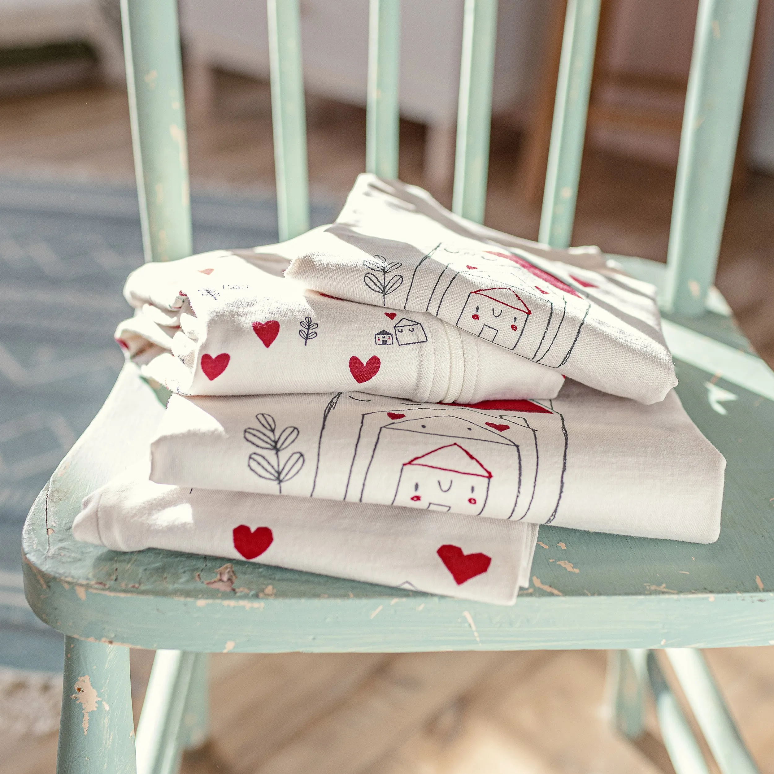 Pyjama deux pièces crème à motif de petits cœurs rouges, enfant || Cream two pieces pajama with little red hearts print, child