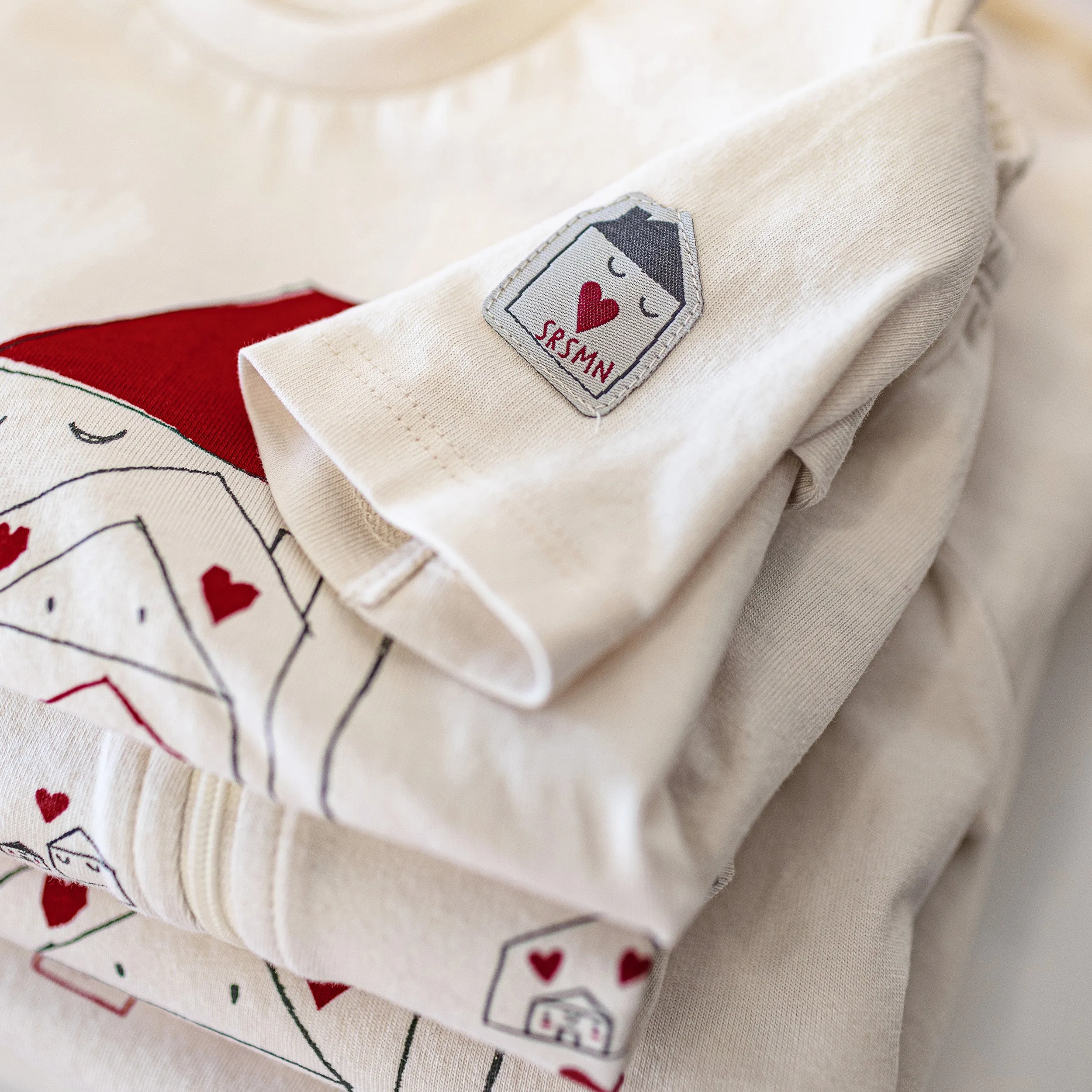 Pyjama deux pièces crème à motif de petits cœurs rouges, enfant || Cream two pieces pajama with little red hearts print, child