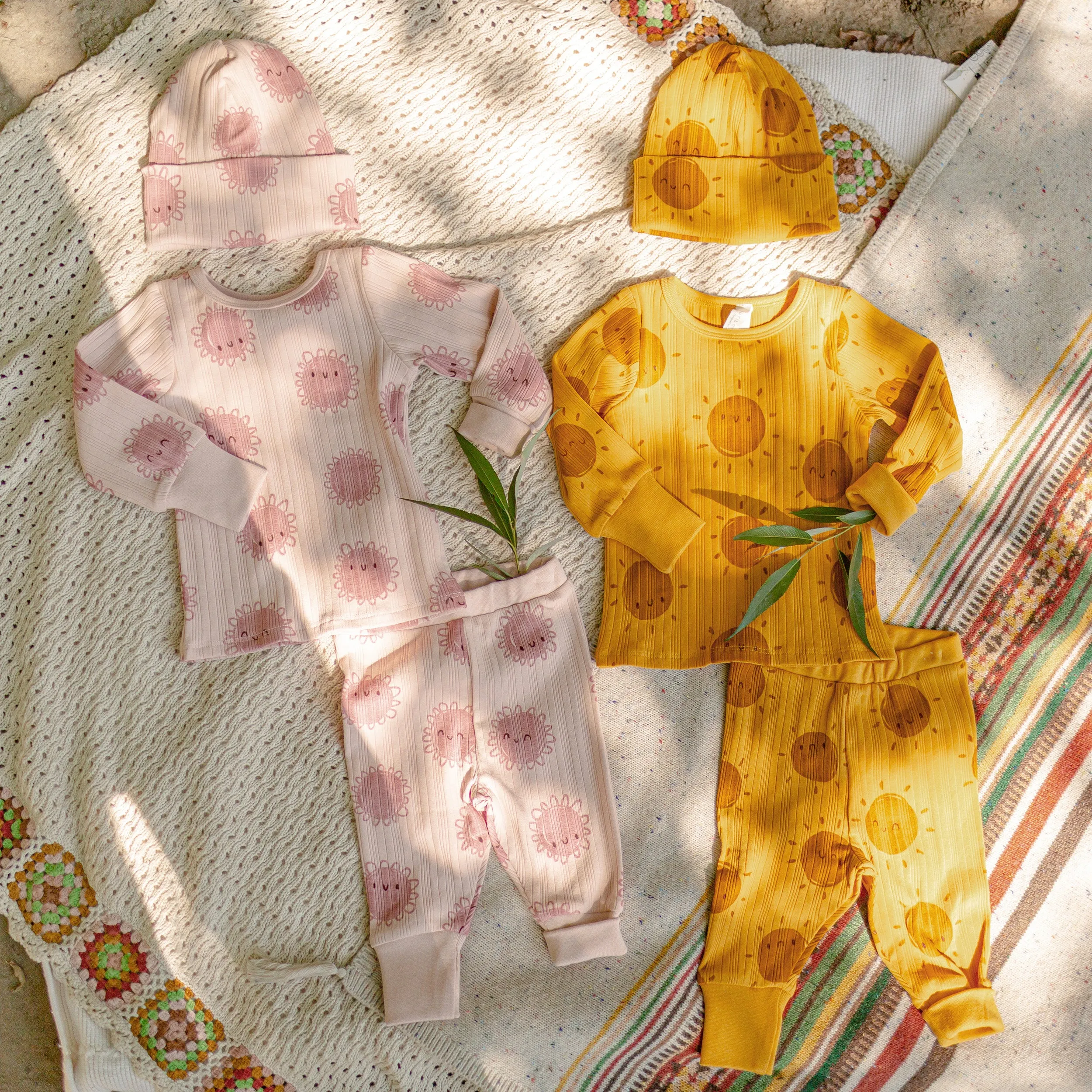 Pyjama deux-pièces rose à motifs coton, naissance || Pink patterned two-piece pajamas in cotton, newborn