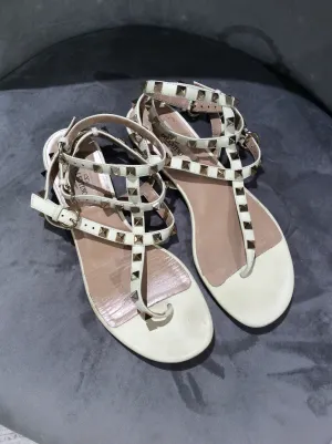 Valentino Garavani Rockstud Flip Flop Leather Sandal in Ivory Size 6/36