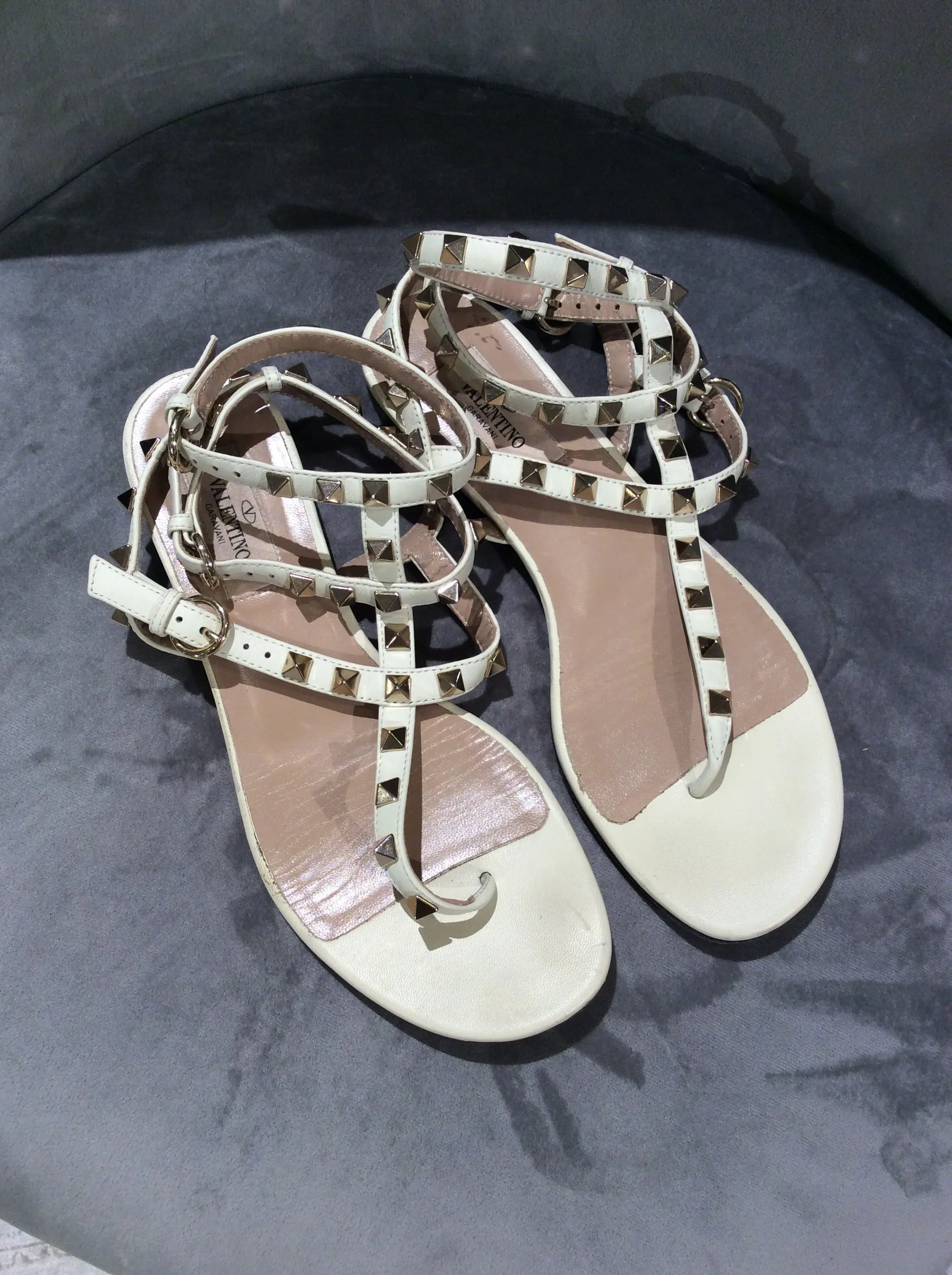 Valentino Garavani Rockstud Flip Flop Leather Sandal in Ivory Size 6/36