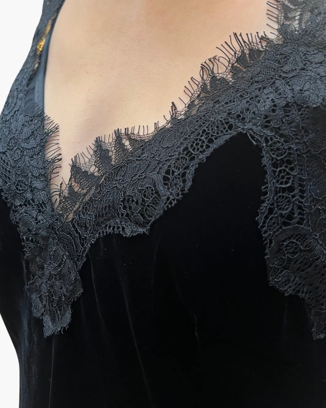 VELVET MEGAN CAMIE IN BLACK