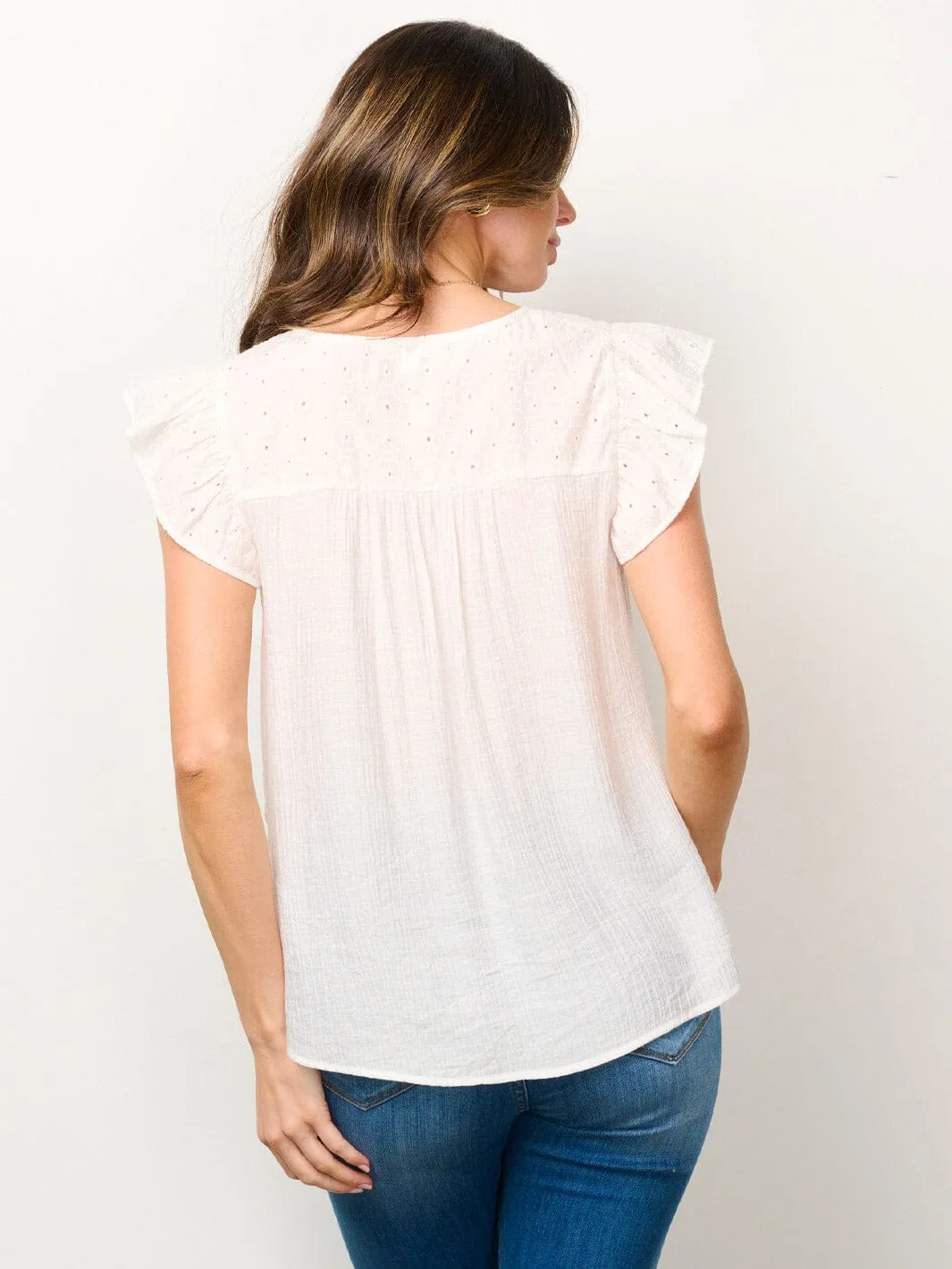WOMEN'S RUFFLE SLEEVELESS V-NECK EYELET TOP