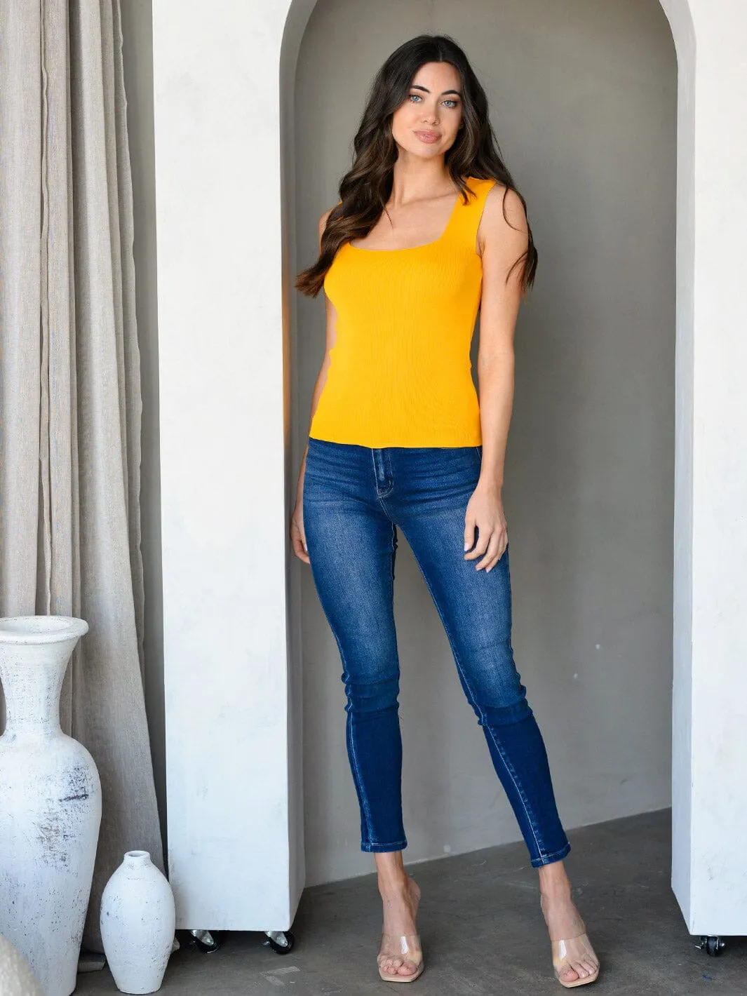 WOMEN'S SLEEVELESS SEAMLESS TANK TOP
