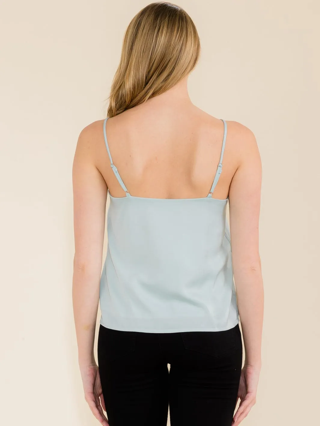 WOMEN'S SLEEVELESS V-NECK DETAILED OPEN BACK TANK TOP