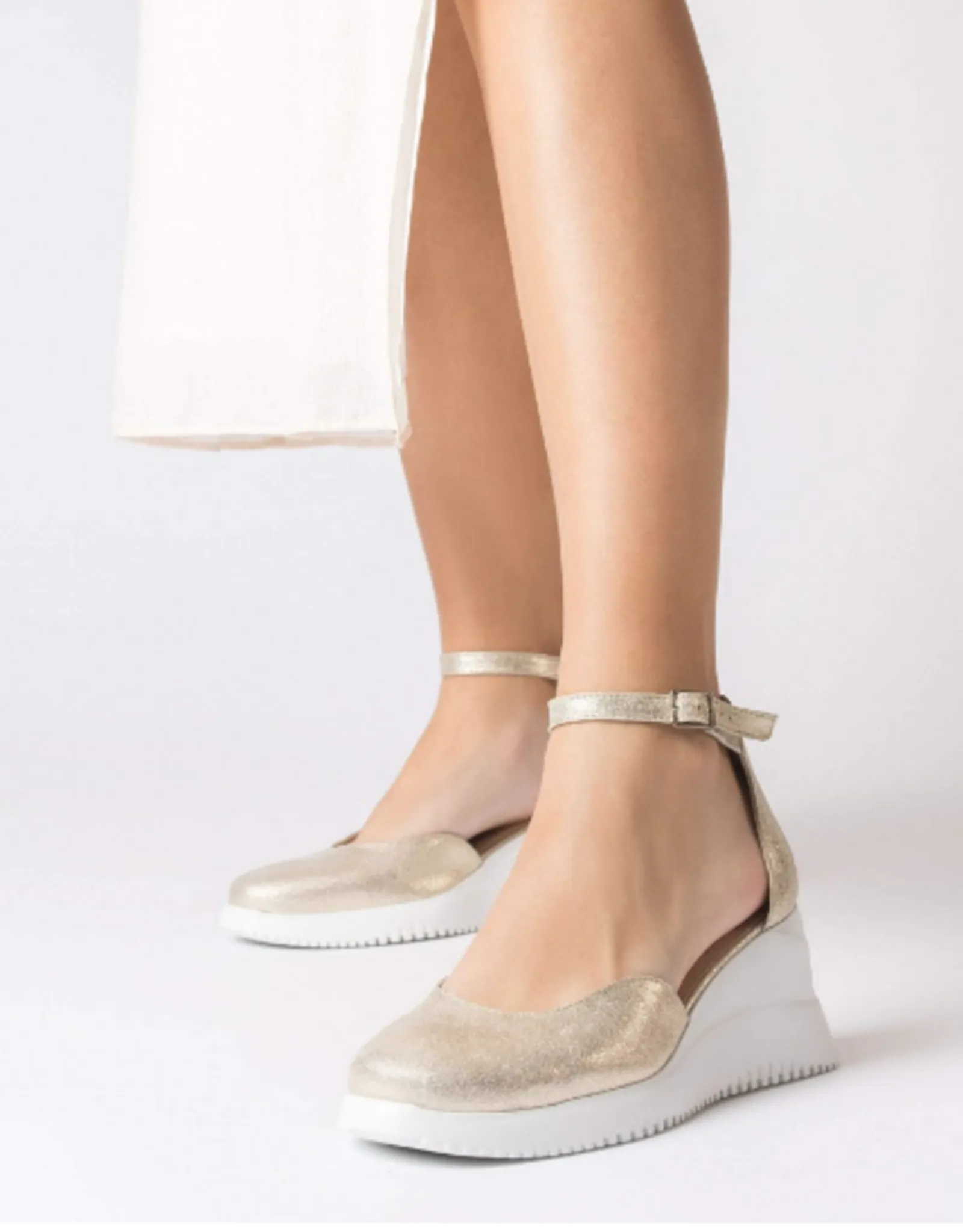 Wonders: Gold Fenix Sandal